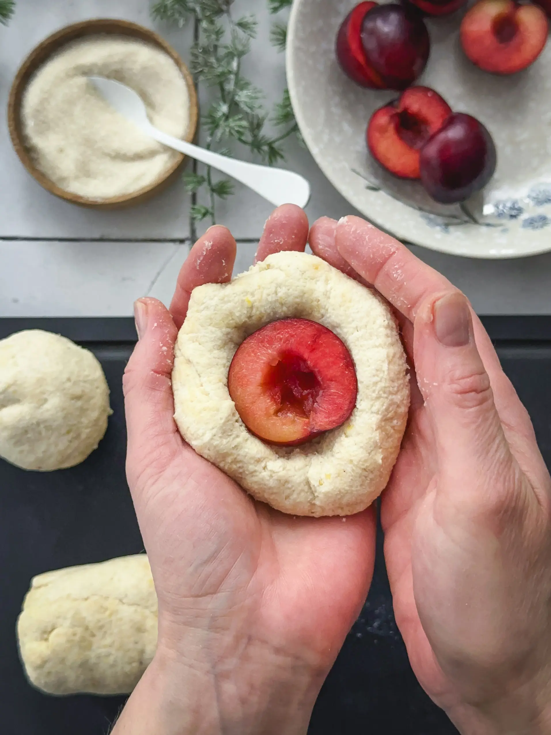 Step-by-Step Bebilderung Zubereitung Topfenknödel - das Füllen der Knödel