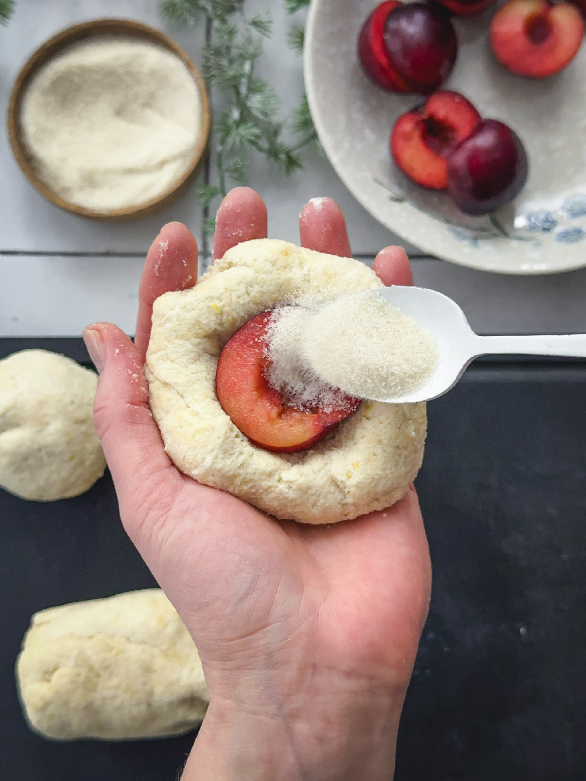 Step-by-Step Bebilderung Zubereitung Topfenknödel - das Füllen der Knödel