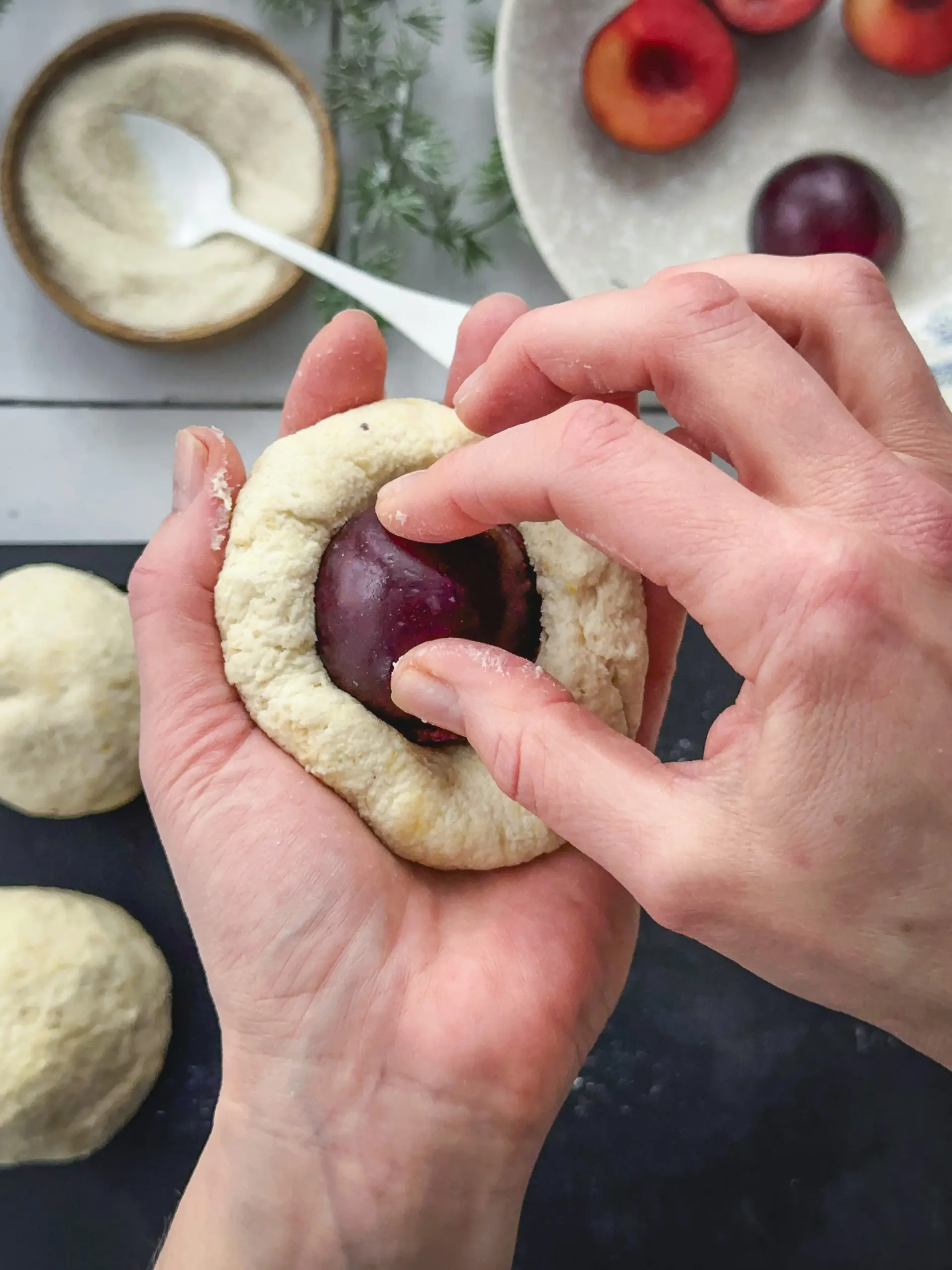 Step-by-Step Bebilderung Zubereitung Topfenknödel - das Füllen der Knödel