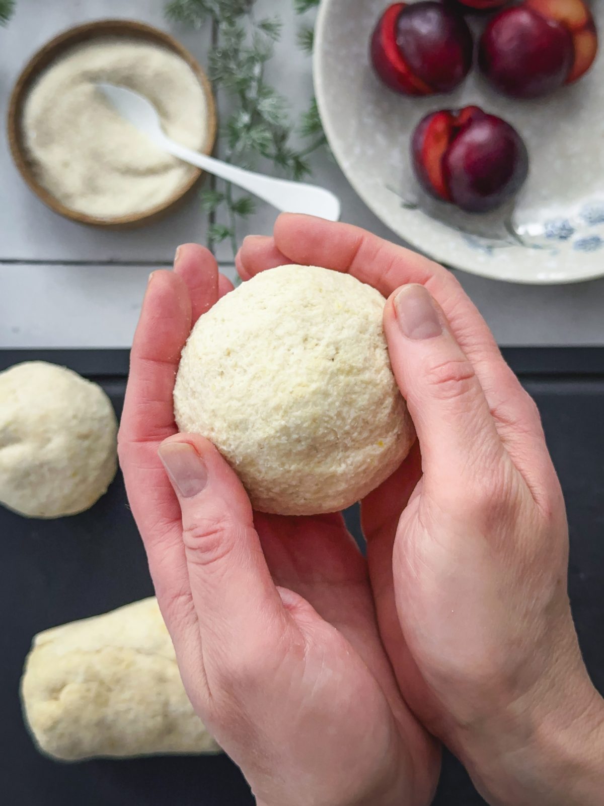 Step-by-Step Bebilderung Zubereitung Topfenknödel - das Füllen der Knödel