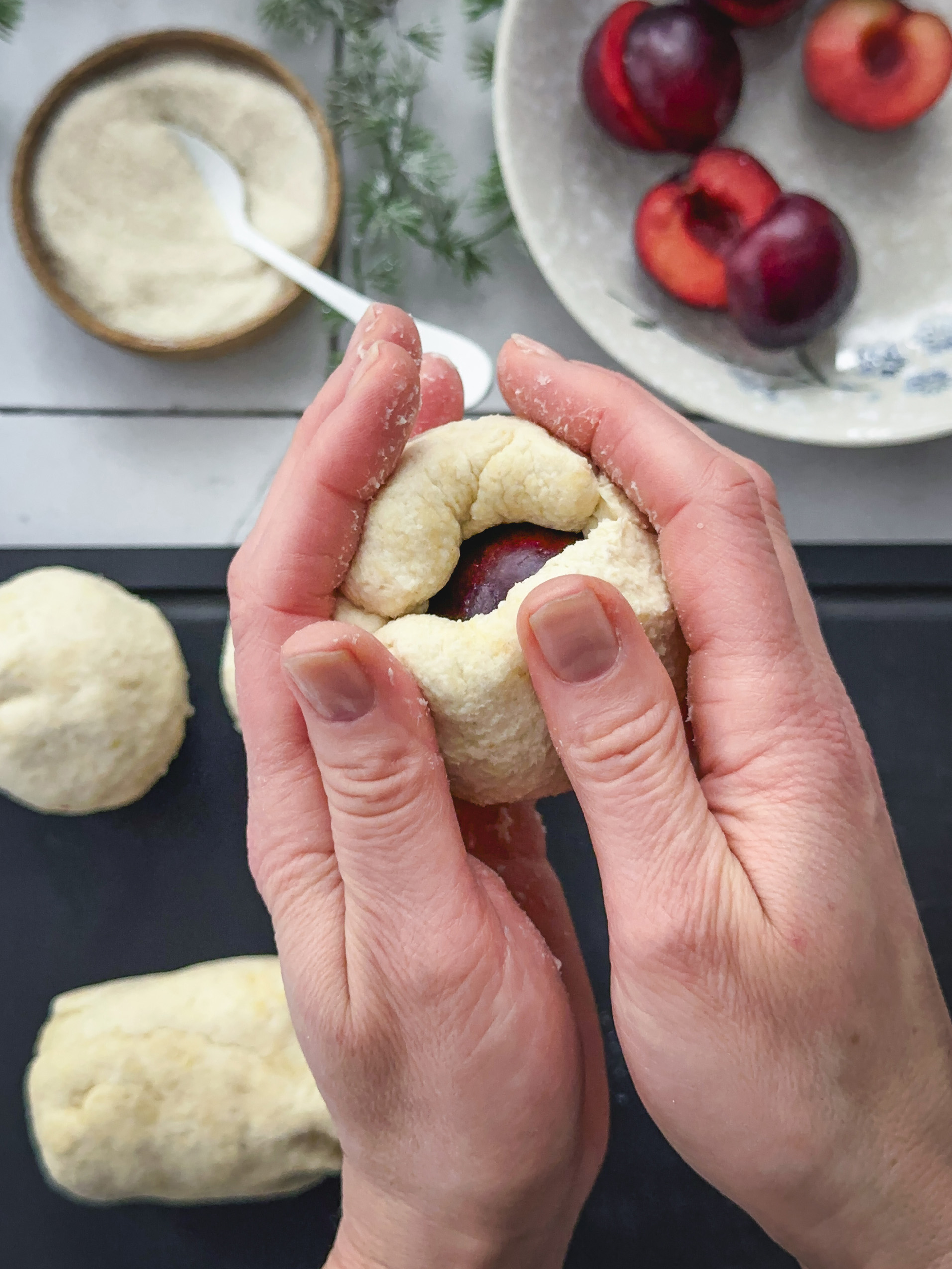 Step-by-Step Bebilderung Zubereitung Topfenknödel - das Füllen der Knödel