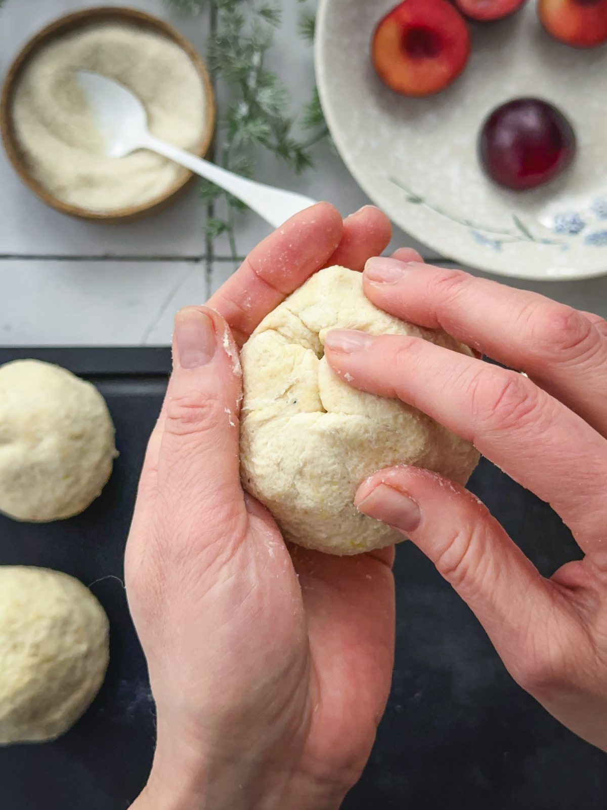Step-by-Step Bebilderung Zubereitung Topfenknödel - das Füllen der Knödel