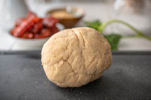 Glutenfreier, veganer Pasta-Teig für Scherennudeln