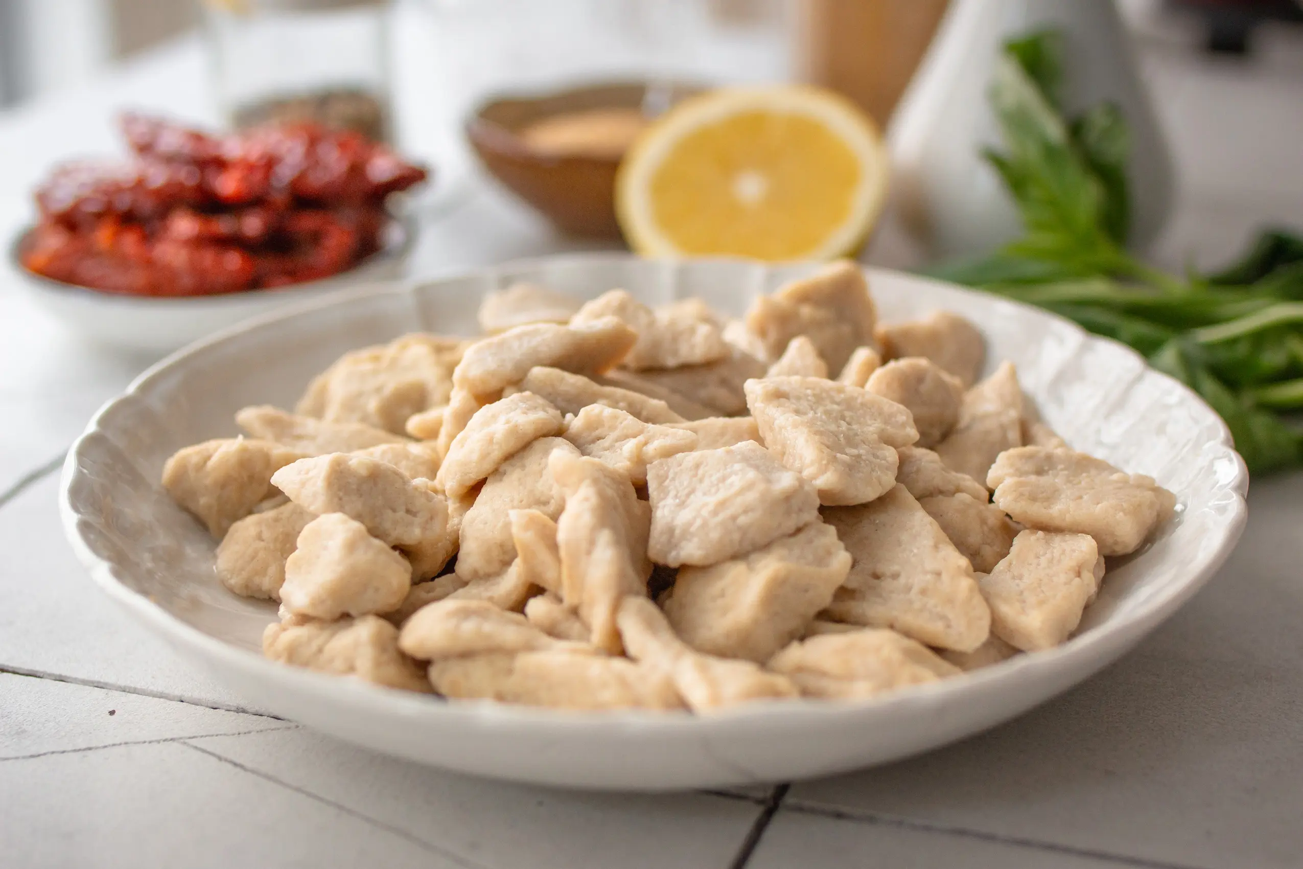 Selbstgemachte, proteinreiche Tofu-Scherennudeln auf einem Schaumlöffel (glutenfreies Rezept)