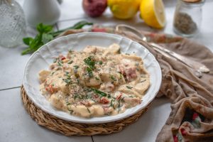 Proteinreiche Tofu-Scherennudeln mit cremiger Marry me-Soße