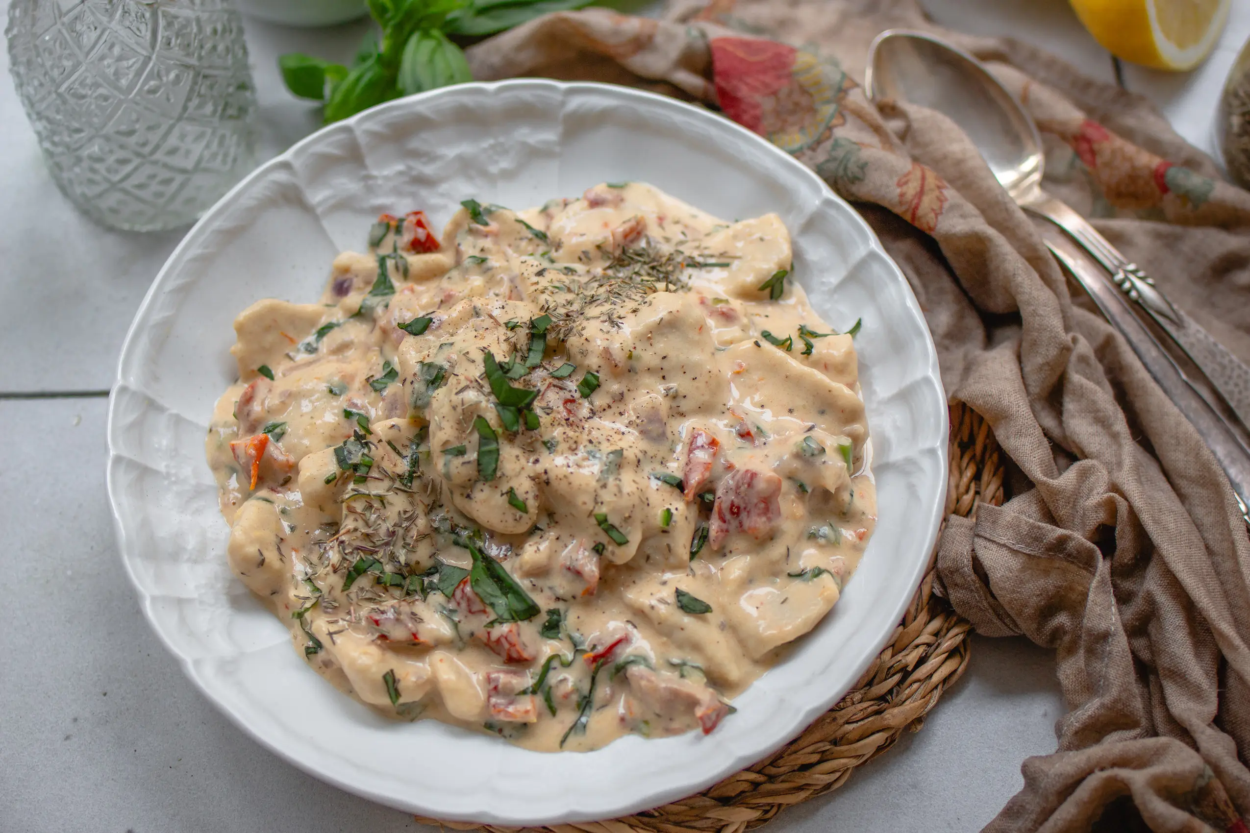 Proteinreiche Tofu-Scherennudeln mit cremiger Marry me-Soße