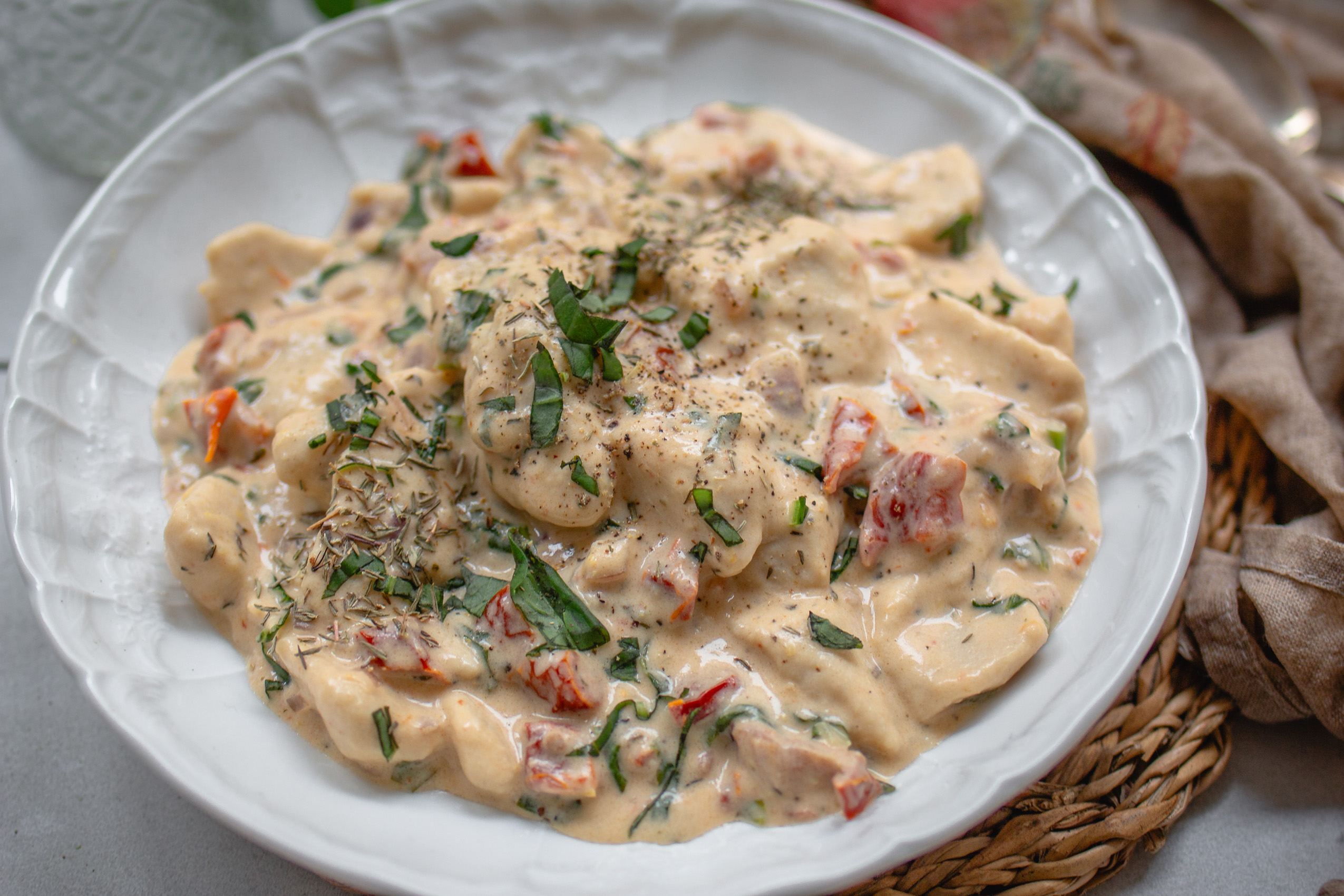 Proteinreiche Tofu-Scherennudeln mit cremiger Marry me-Soße