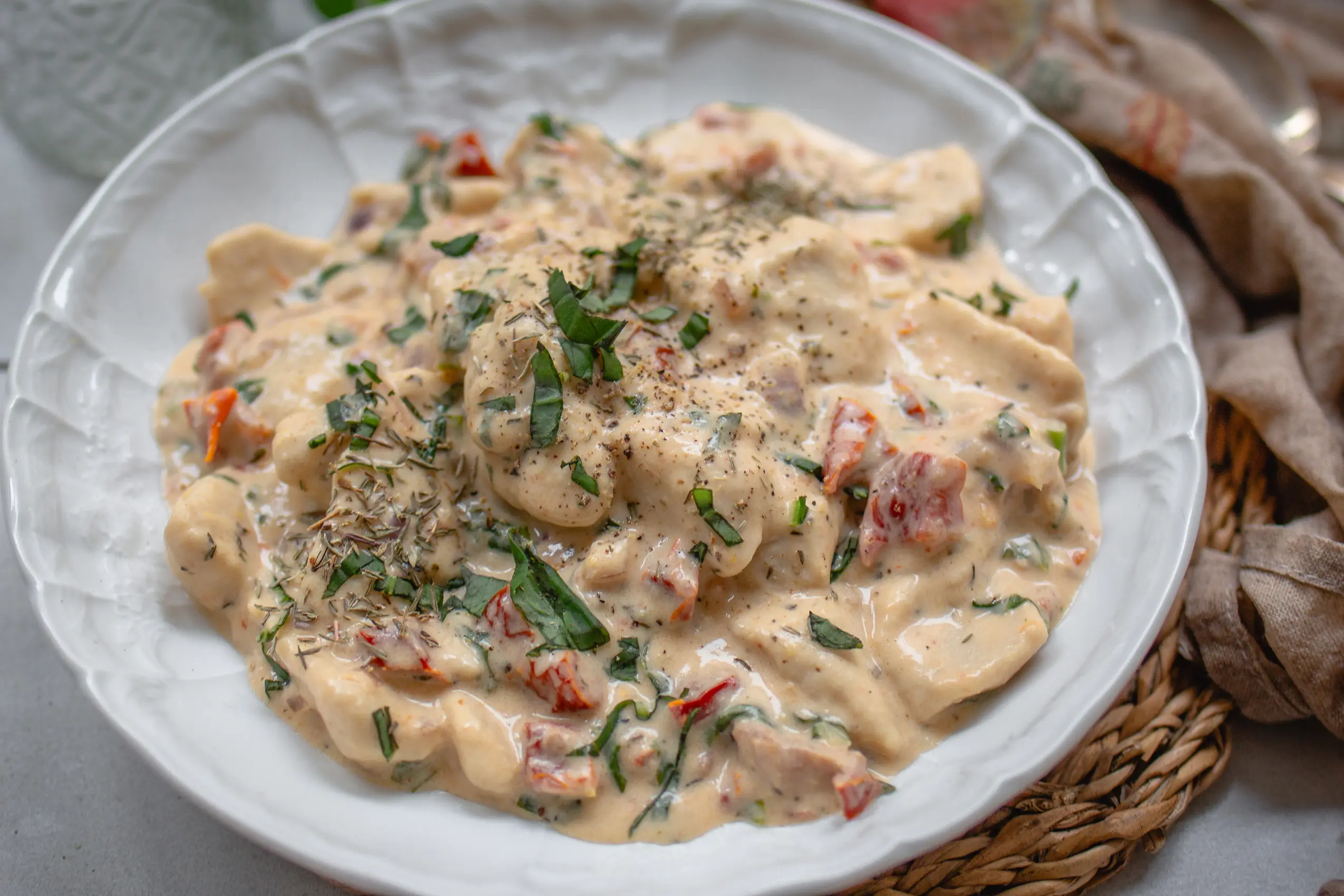 Proteinreiche Tofu-Scherennudeln mit cremiger Marry me-Soße