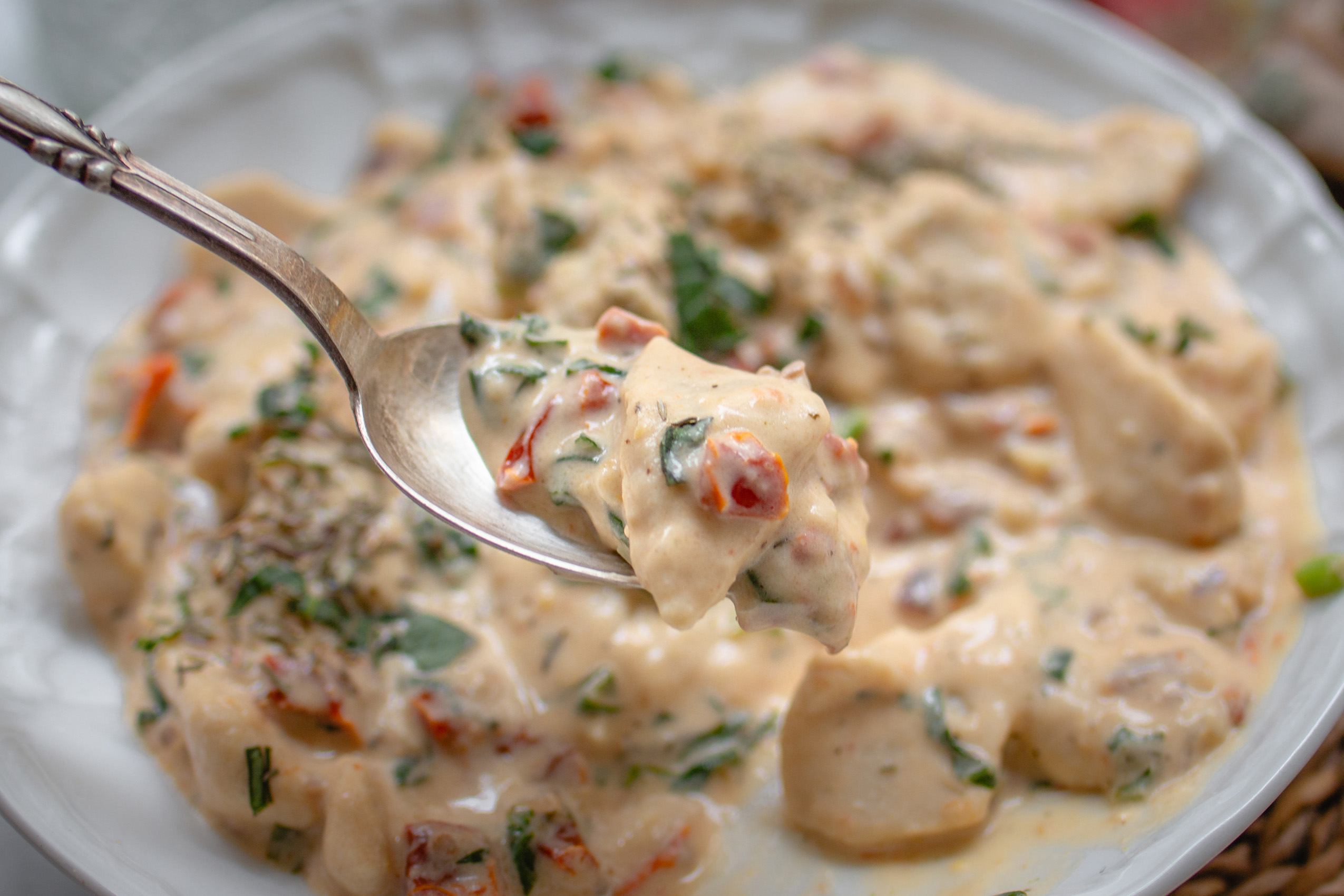 Proteinreiche Tofu-Scherennudeln mit cremiger Marry me-Soße