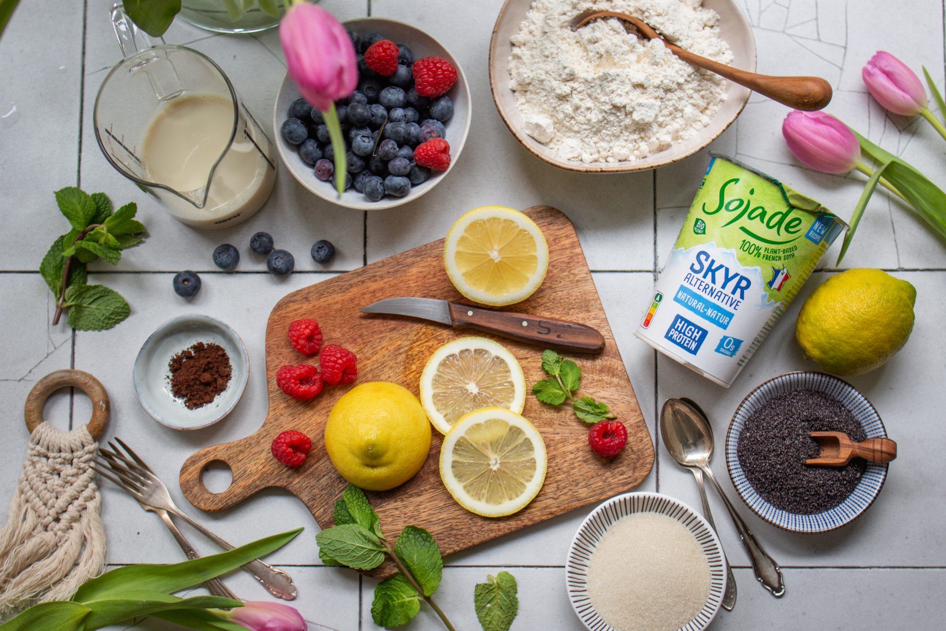 Zutaten für fluffige, vegane Skyr-Pancakes auf einer hellen Arbetsplatte
