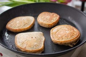 Vegane Skyr-Pancakes werden in der Pfanne angebraten
