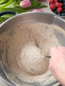 Teig für vegane Skyr-Pancakes wird in einer Rührschüssel angerührt