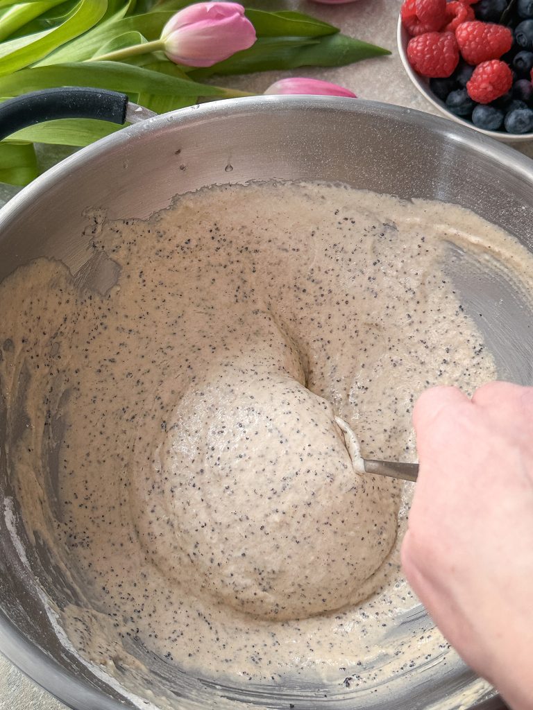 Teig für vegane Skyr-Pancakes wird in einer Rührschüssel angerührt