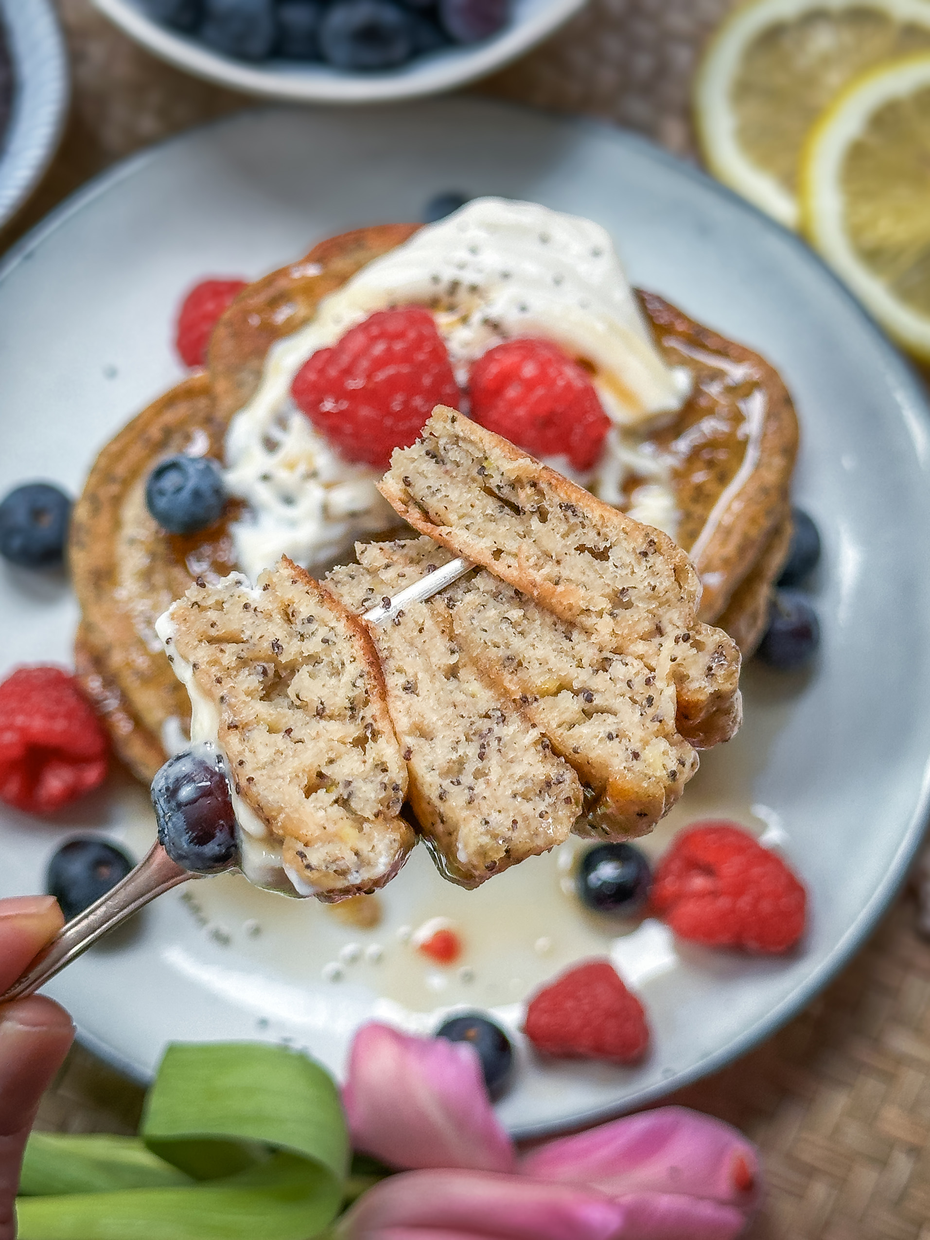 Weiche, fluffige Skyr-Pancakes aufgeschnitten