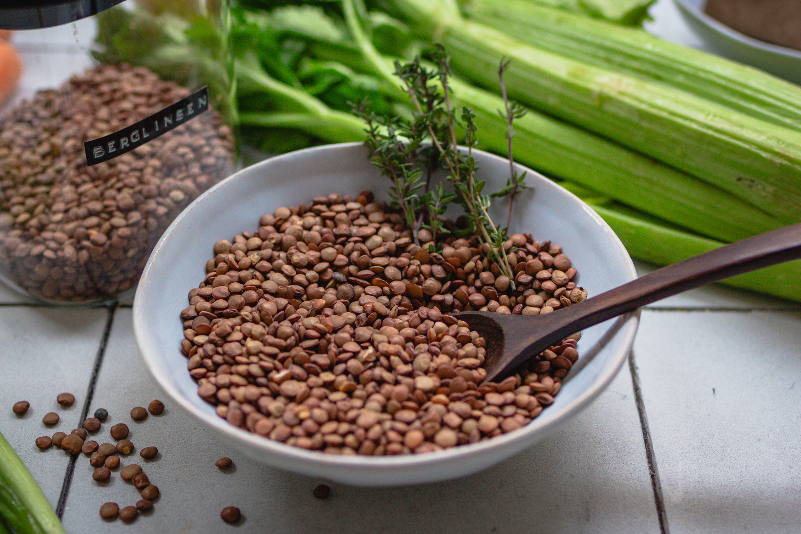 Eine Schüssel mit Berglinsen auf einer Küchenarbeitsfläche