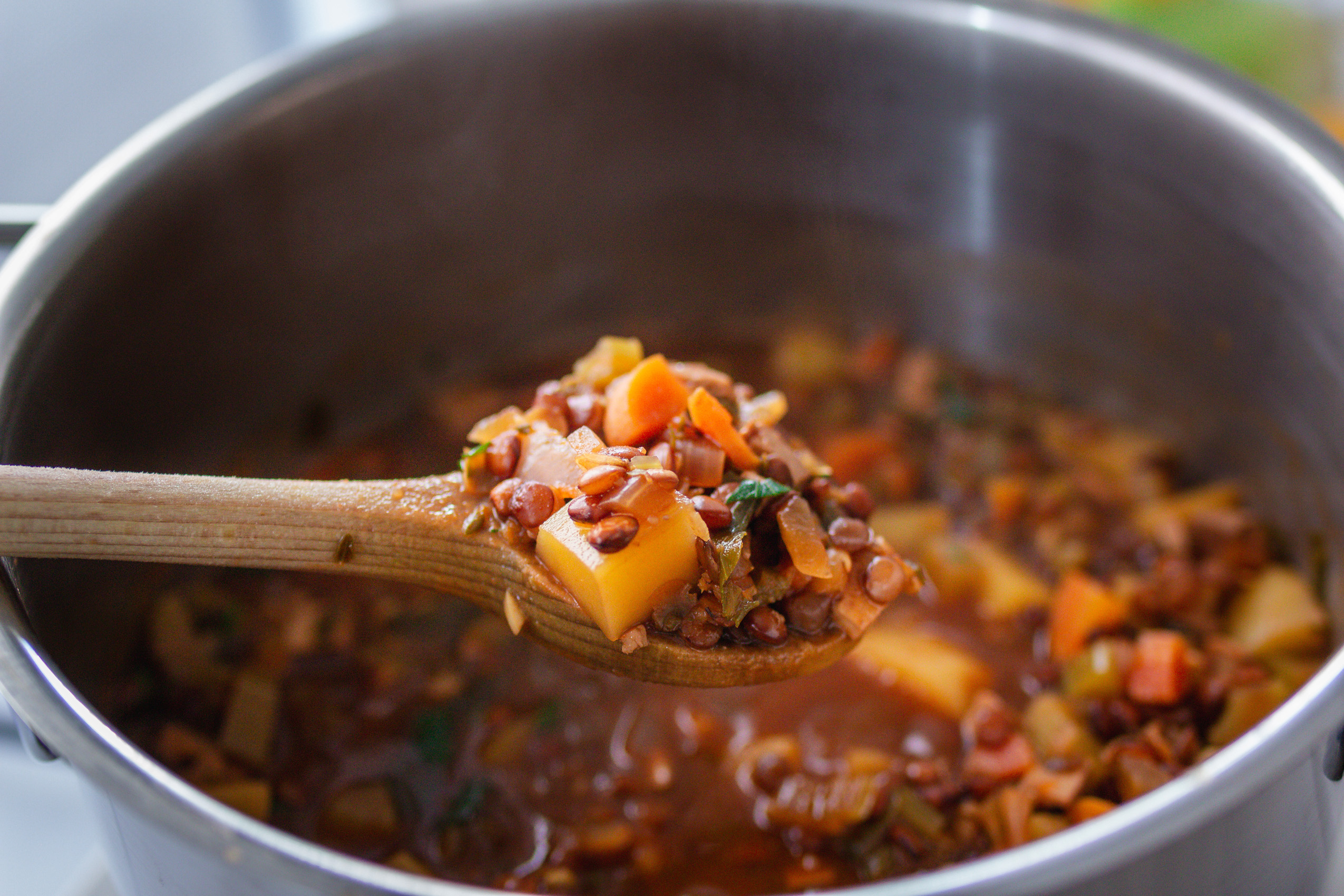 Veganer Berglinseneintopf in einem großen Topf