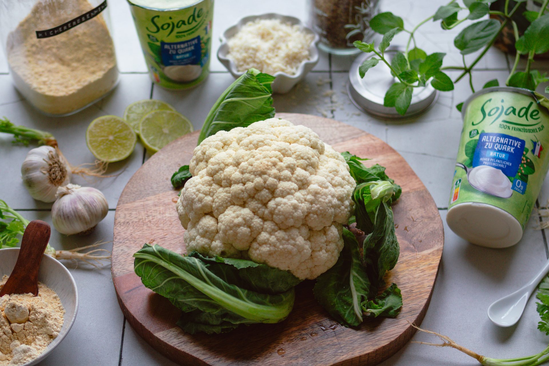 Zutaten für die veganen Blumenkohl Arancini von oben fotografiert auf einem hellen Tisch