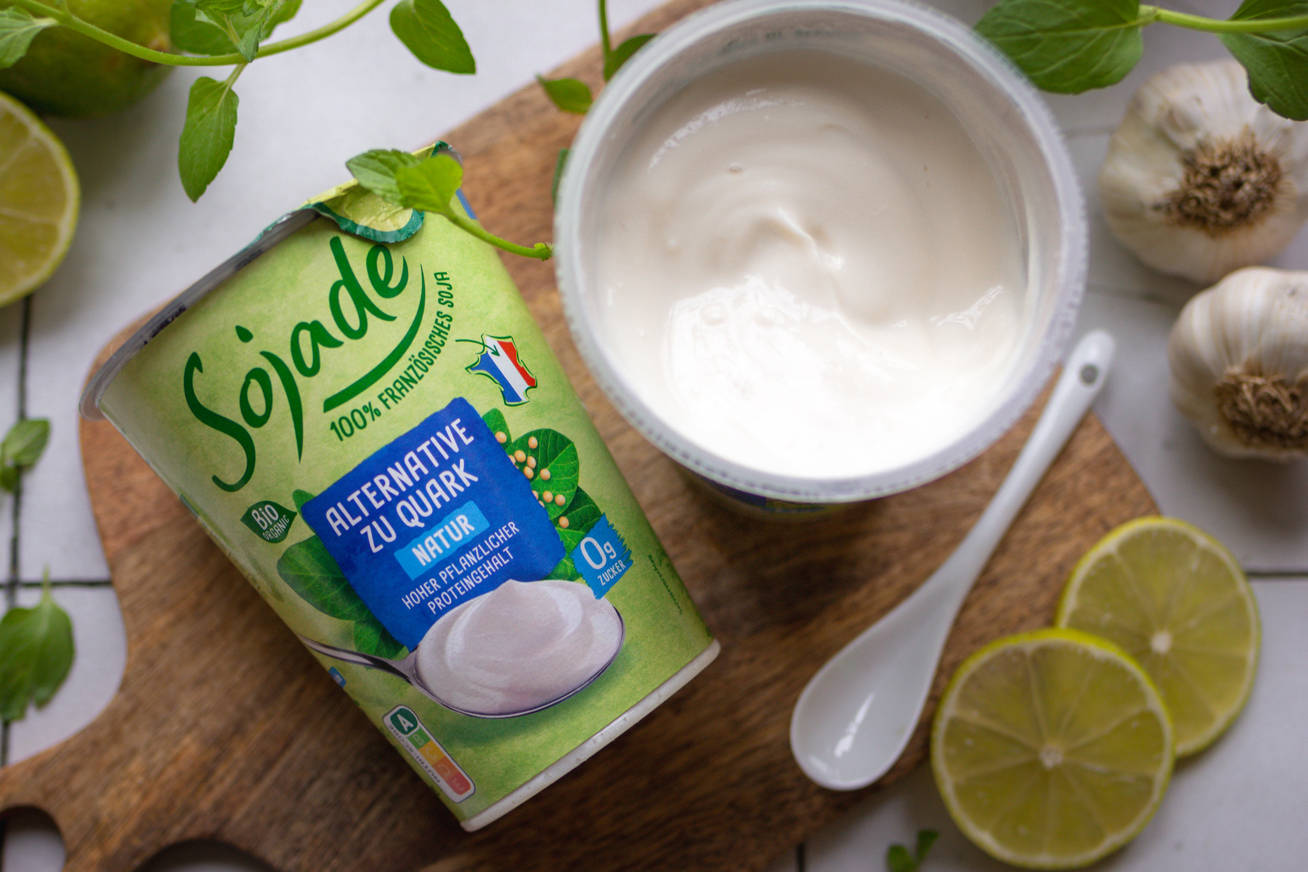 Vegane Quaekalternative von Sojade Packshot und geöffneter Becher
