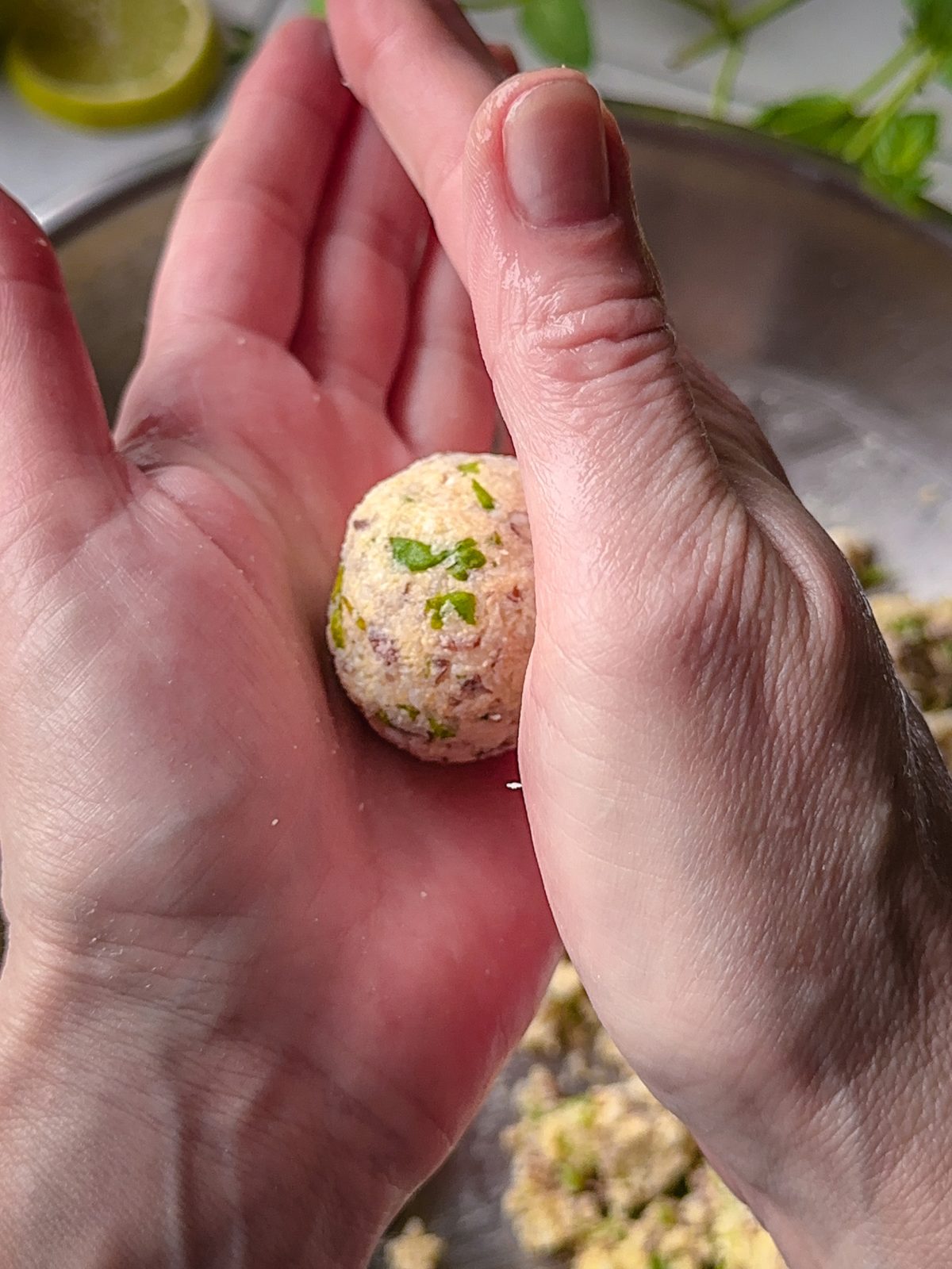 Zubereitung der veganen Blumenkohl Arancini Step by Step erklärt.