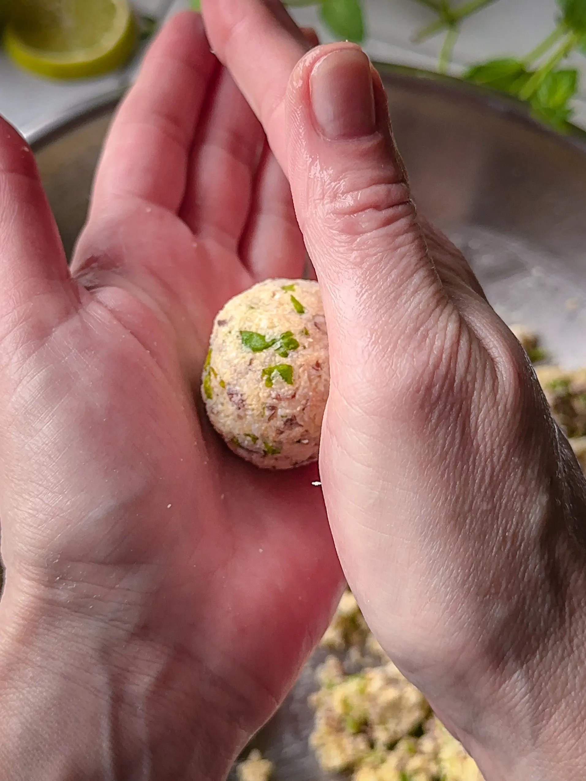 Zubereitung der veganen Blumenkohl Arancini Step by Step erklärt.