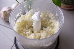 Geschredderter Blumenkohl in einem Mixbehälter - Blumenkohlreis