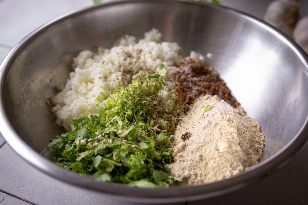 Zutaten für die veganen Blumenkohl Arancini in einer Schüssel