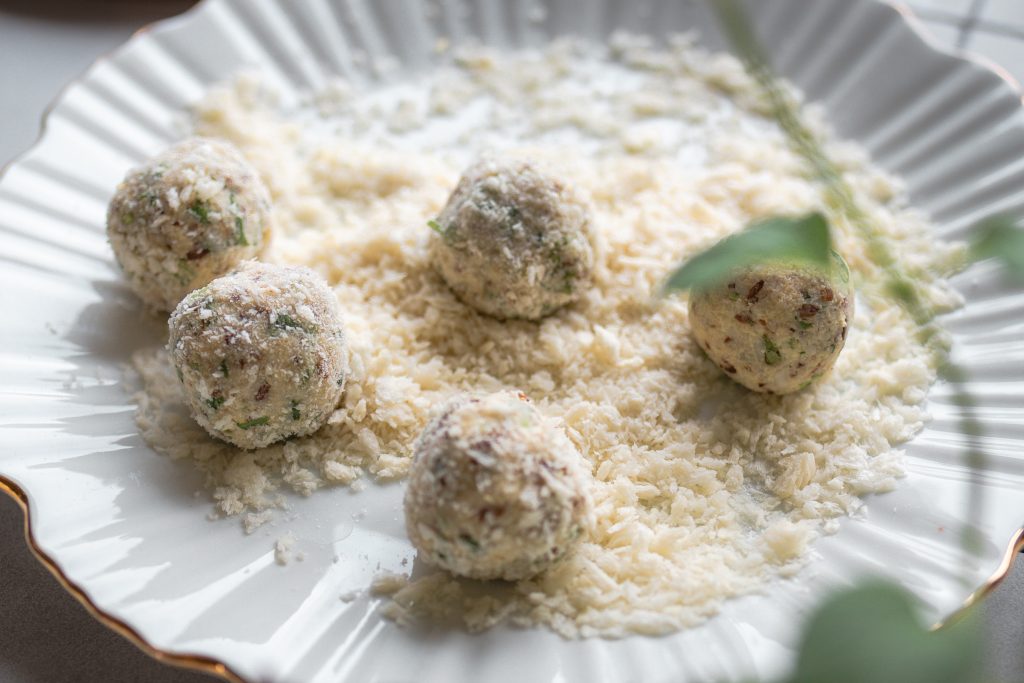 Blumenkohl-Bällchen werden mit Panko paniert