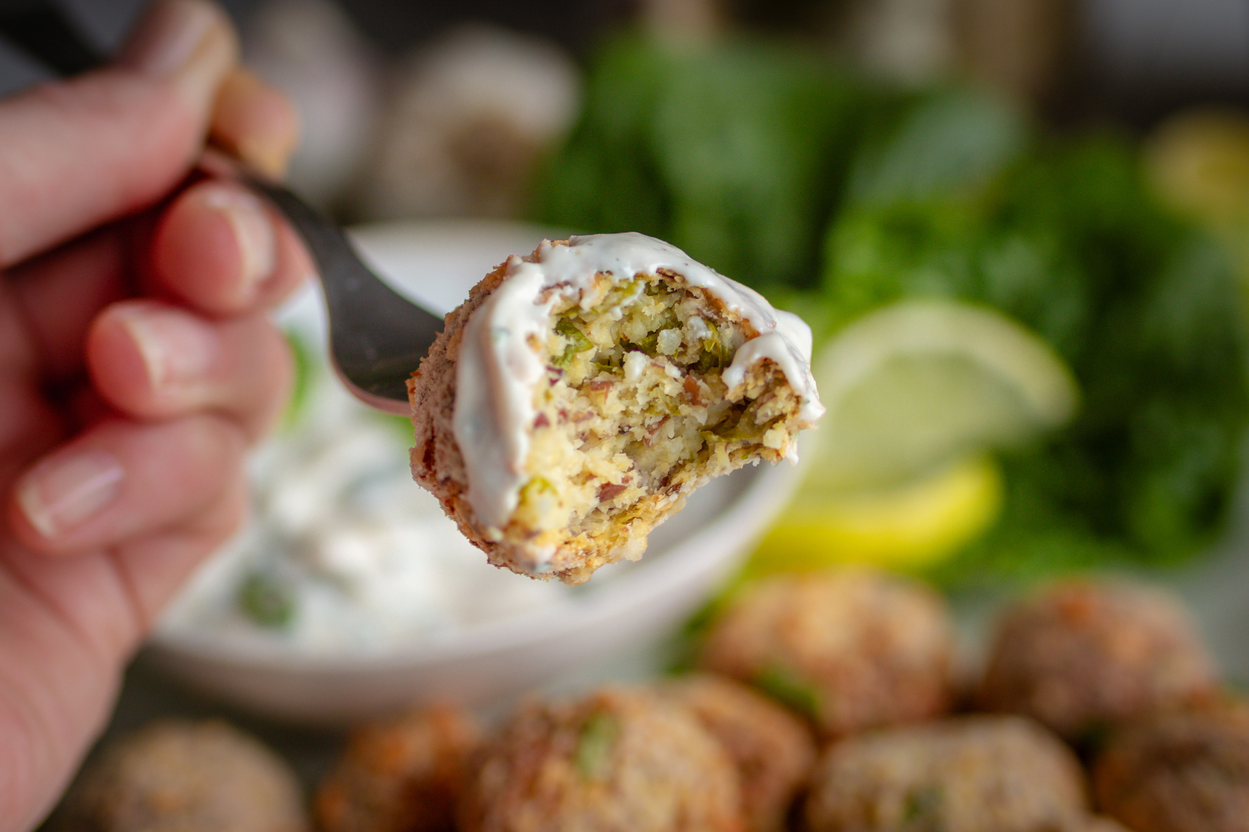 Blumenkohl-Quark-Arancini angebissen