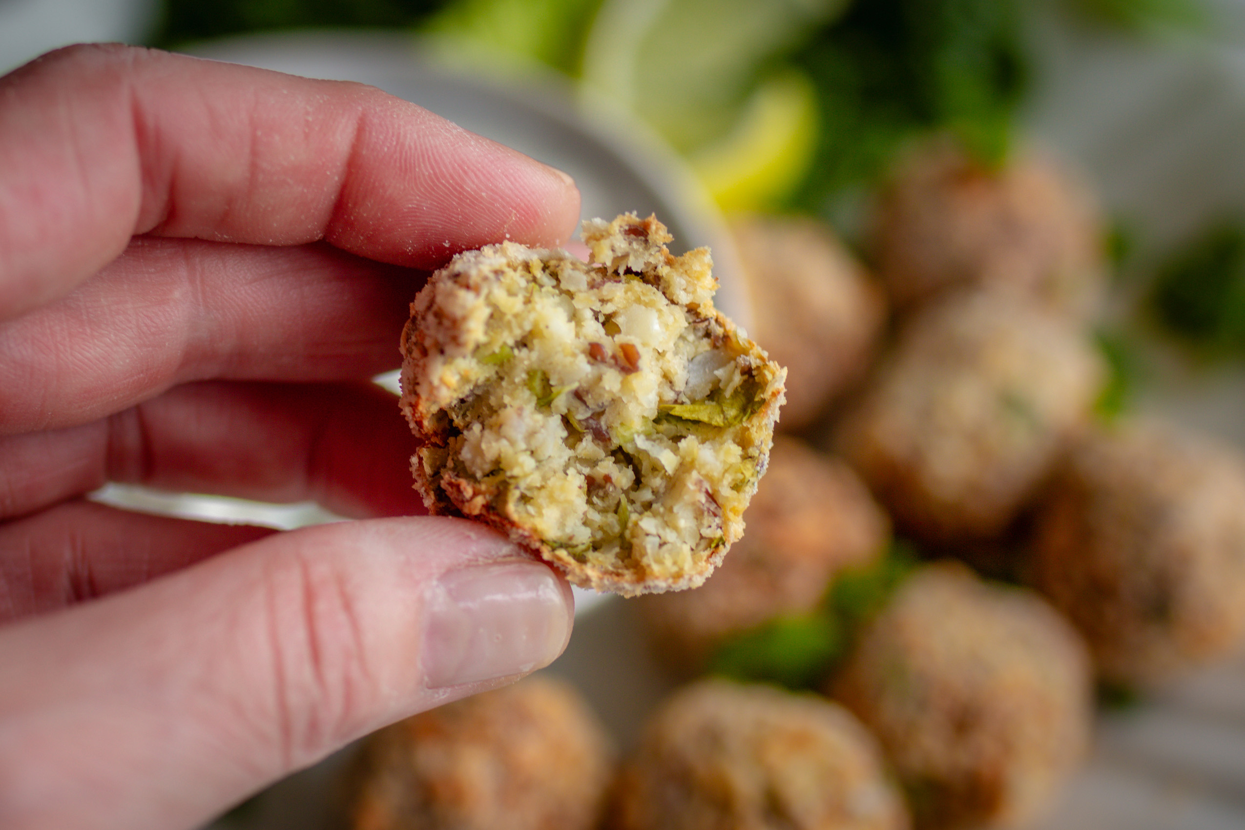 Blumenkohl-Quark-Arancini angebissen