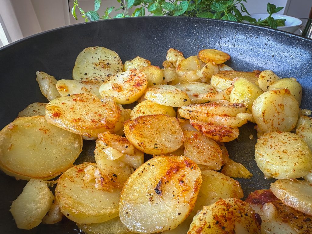 Bratkartoffeln werden in der Pfanne goldbraun angebraten