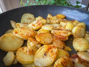 Bratkartoffeln werden in der Pfanne goldbraun angebraten