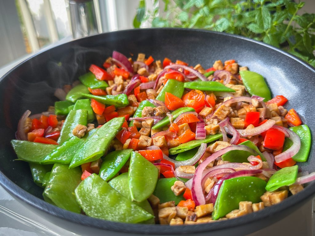 Tempeh als Topping für Bratkartoffeln anbraten