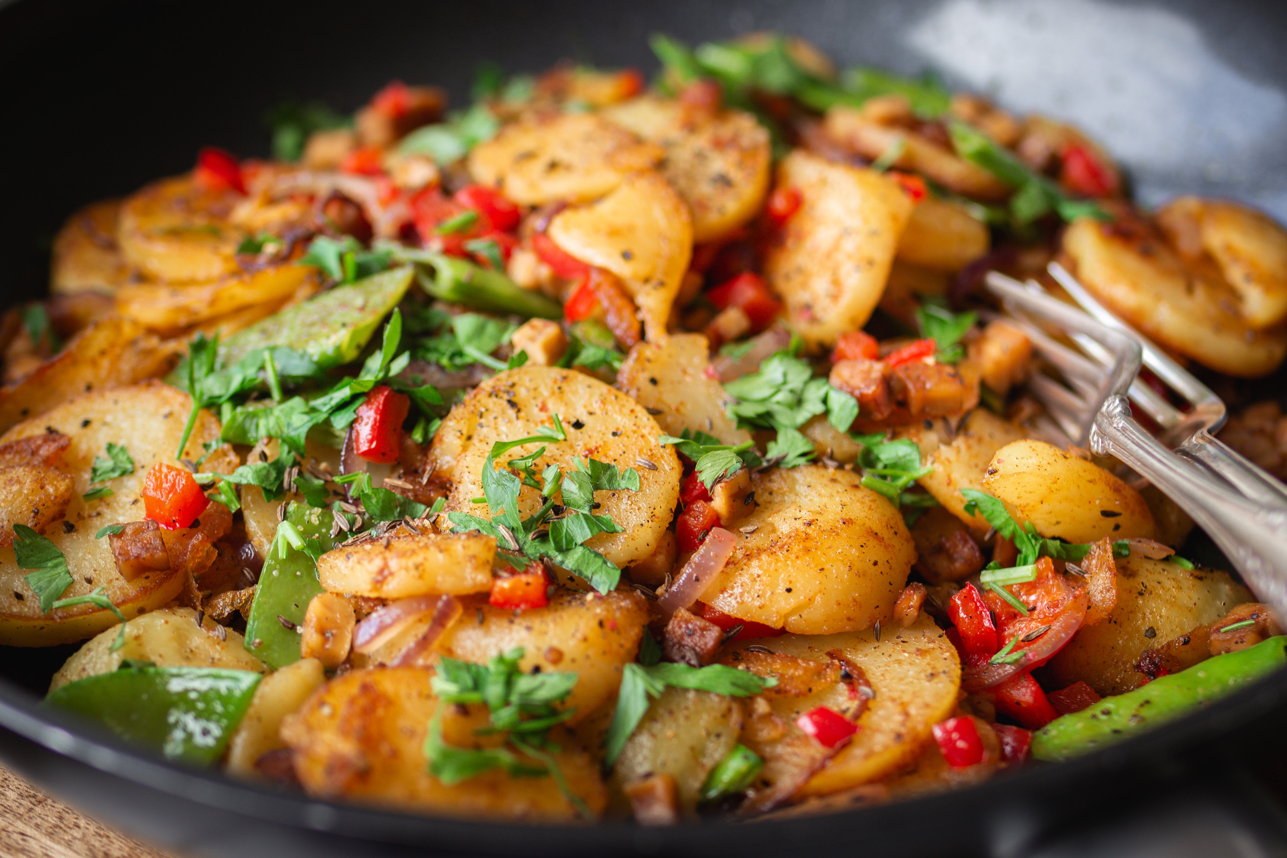 Rezept für vegane Bratkartoffeln mit Tempeh als Speckalternative