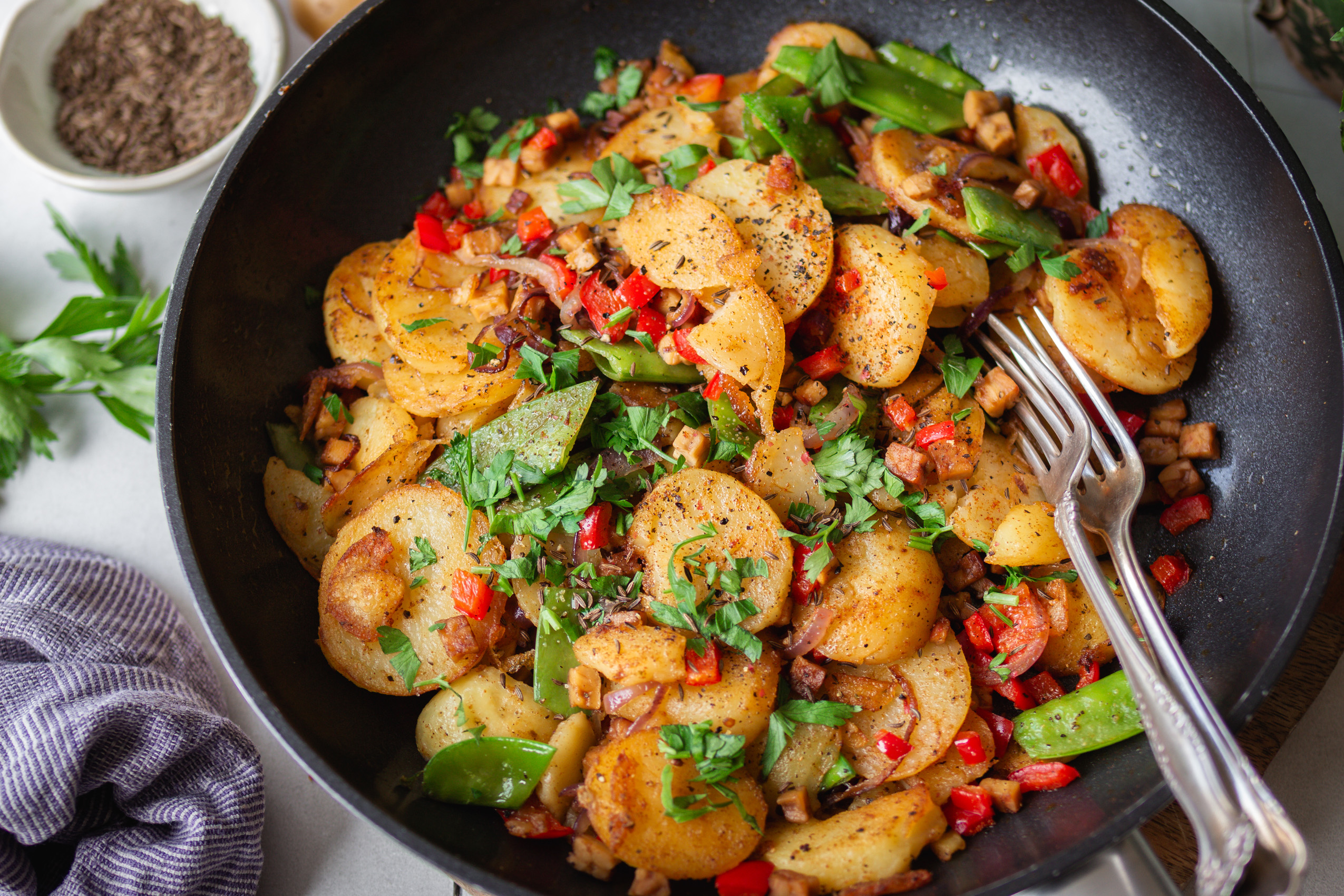 Vegane Bratkarrtoffeln mit Tempeh zubereiten