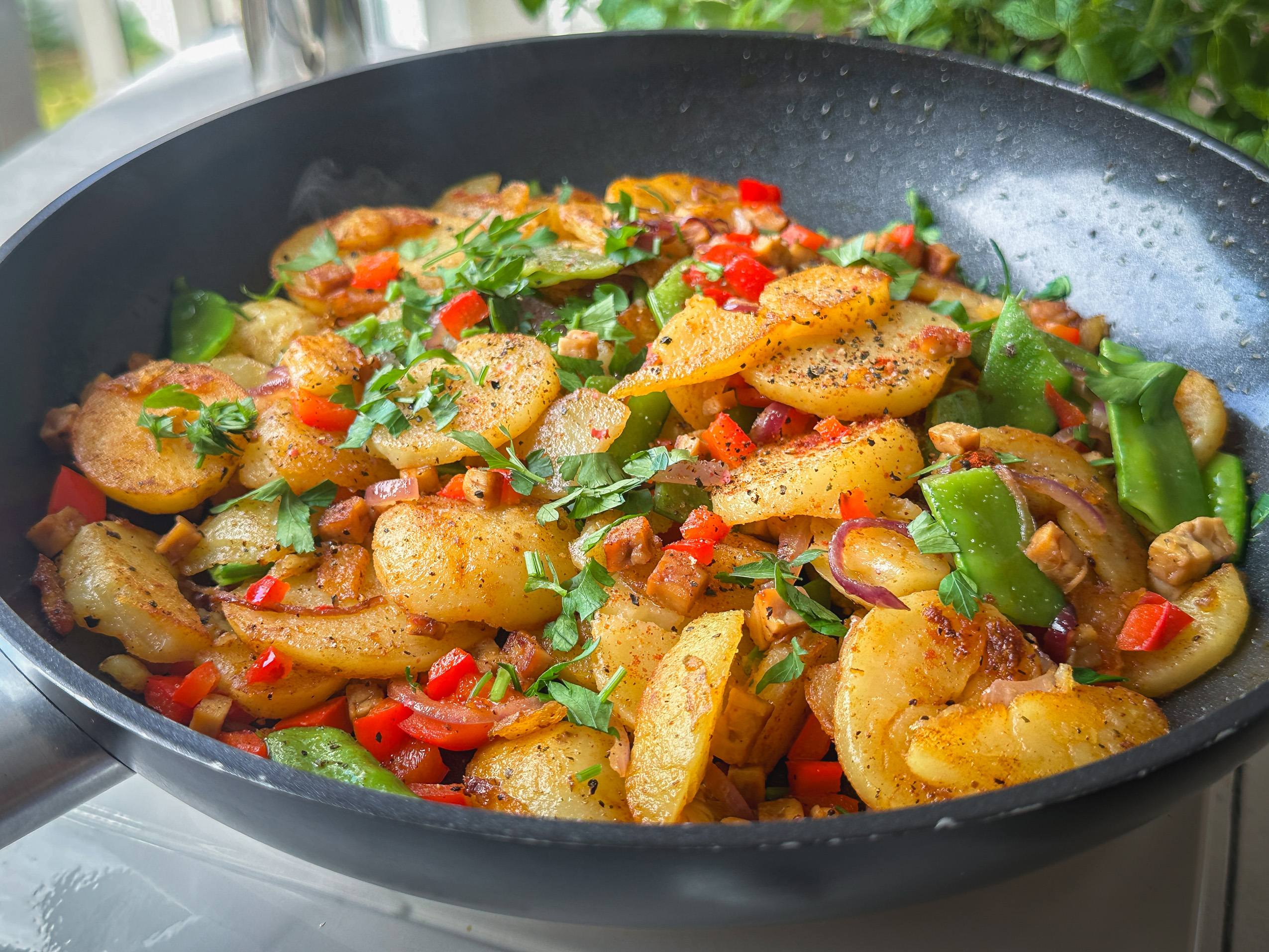 Vegane Bratkartoffeln mit Te,peh-Speck zubereiten