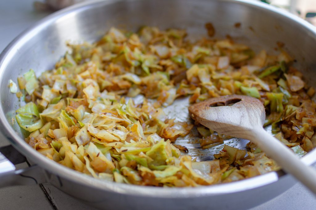 karamellisiertes Weißkraut und Zwiebeln in einer Pfanne für Krautfleckerl