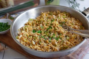 Vegane Krautfleckerl mit Kümmel und Schnittlauch in einer Pfanne serviert