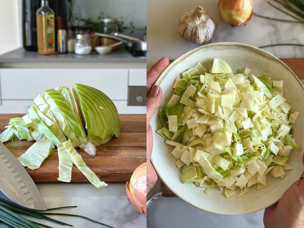 Weißkraut für die Zubereitung von Krautfleckerl in kleine Quadrate schneiden
