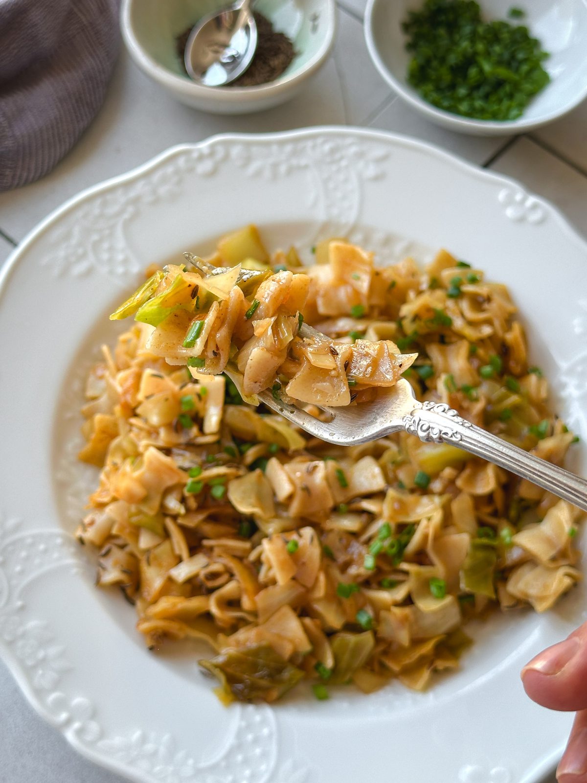 Vegane Krautfleckerl auf einem schönen, weißen Teller