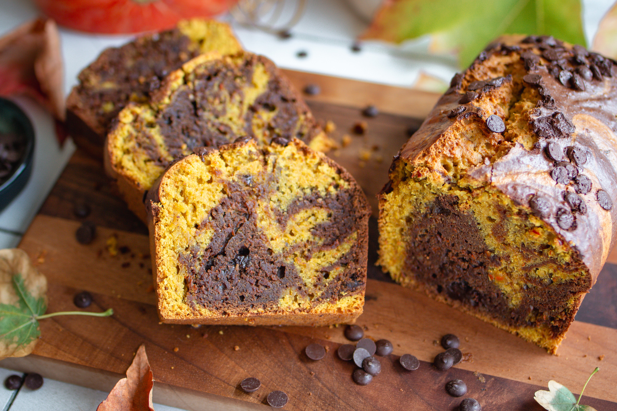 Veganer Kürbis-Schokokuchen angerichtet und
