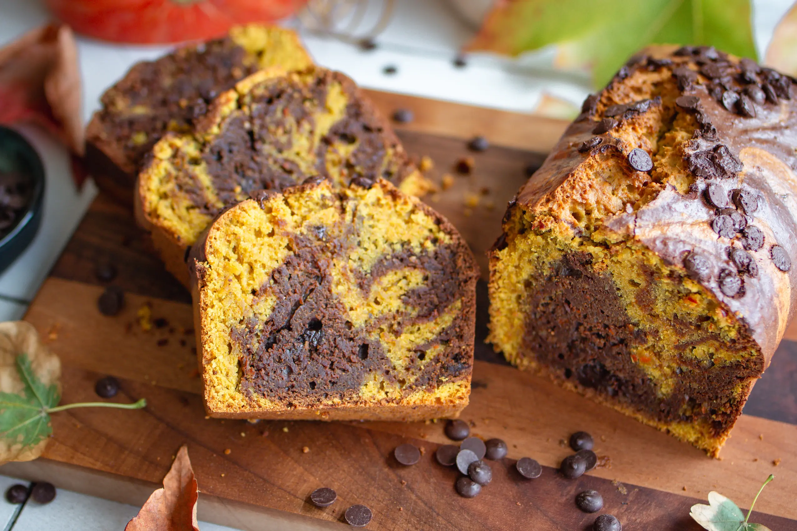 Veganer Kürbis-Schokokuchen angerichtet und