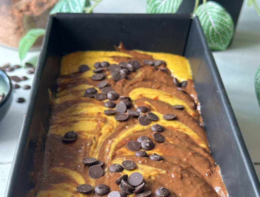 Kürbis-Schokokuchen in einer Kastenform vor dem Backen