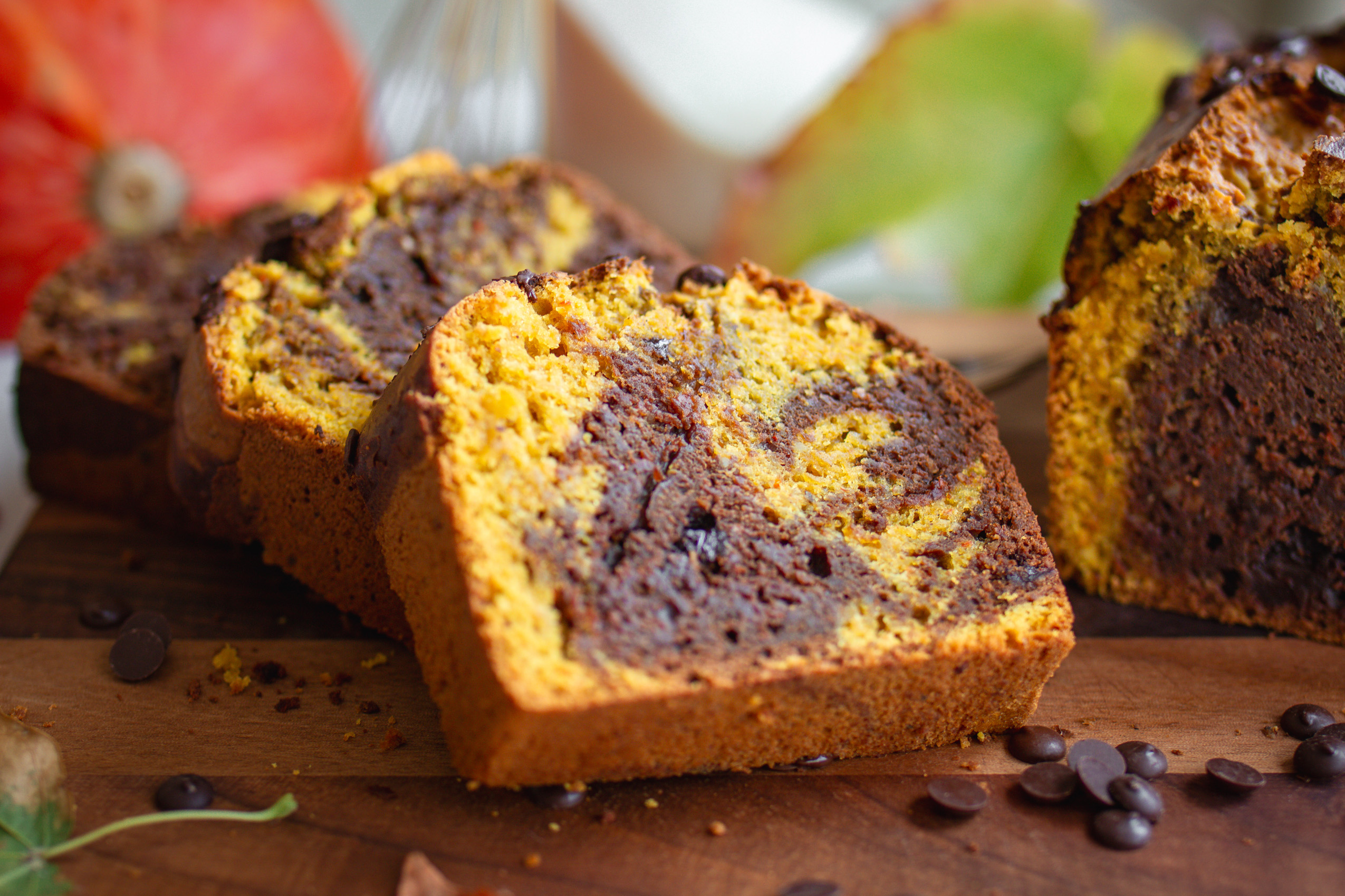 Veganer Kürbis-Schokokuchen angerichtet und