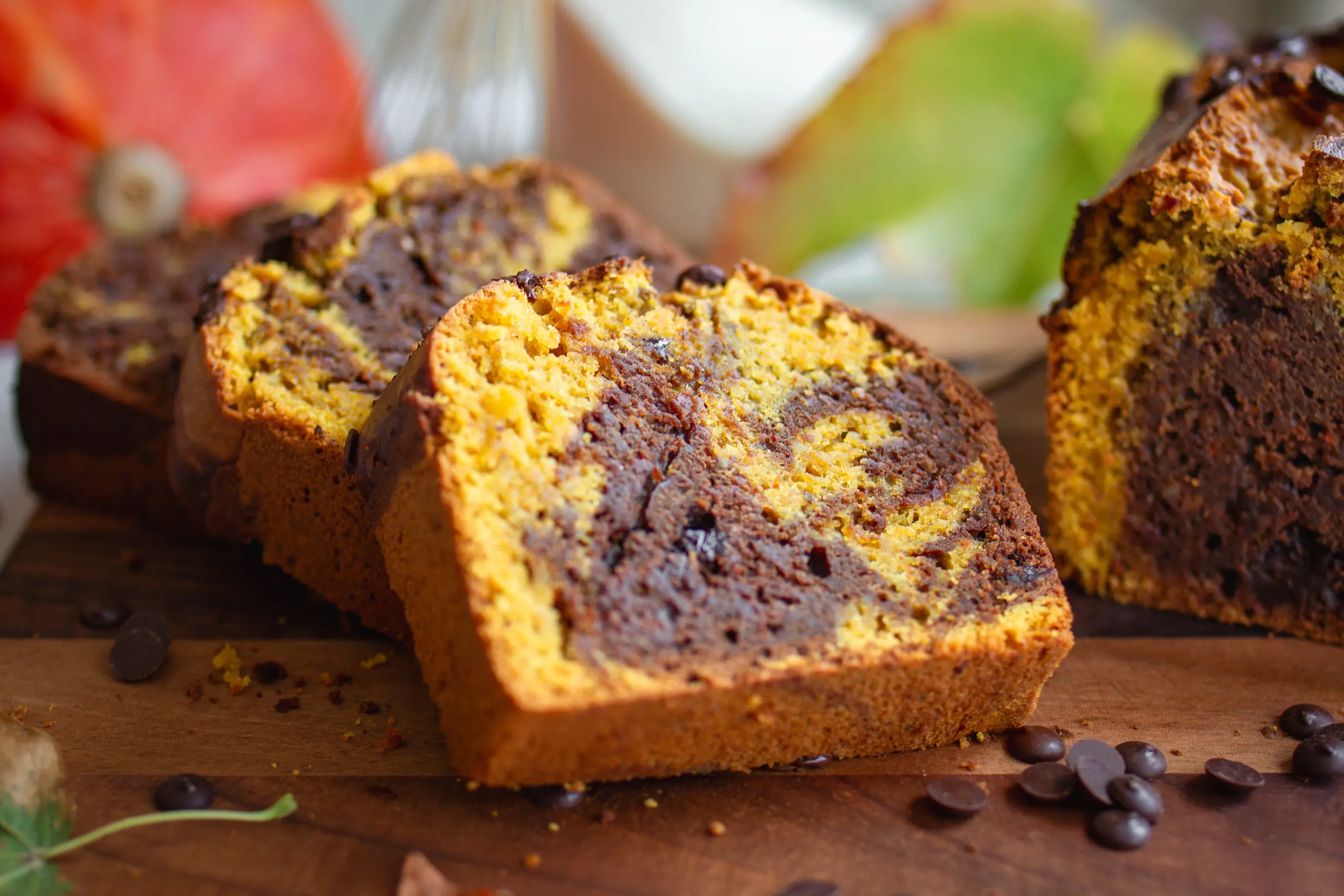 Veganer Kürbis-Schokokuchen angerichtet und