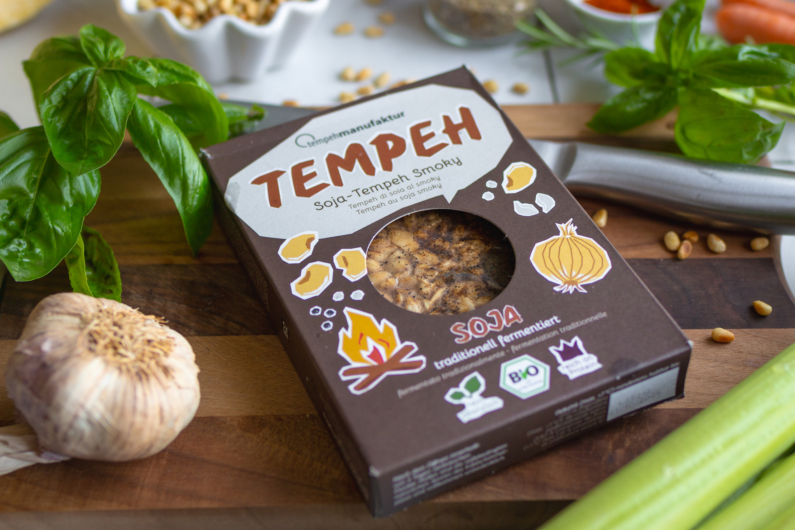 Der neue Tempeh Smoky der Tempehmanufaktur auf einem Küchenbrett Nahaufnahme