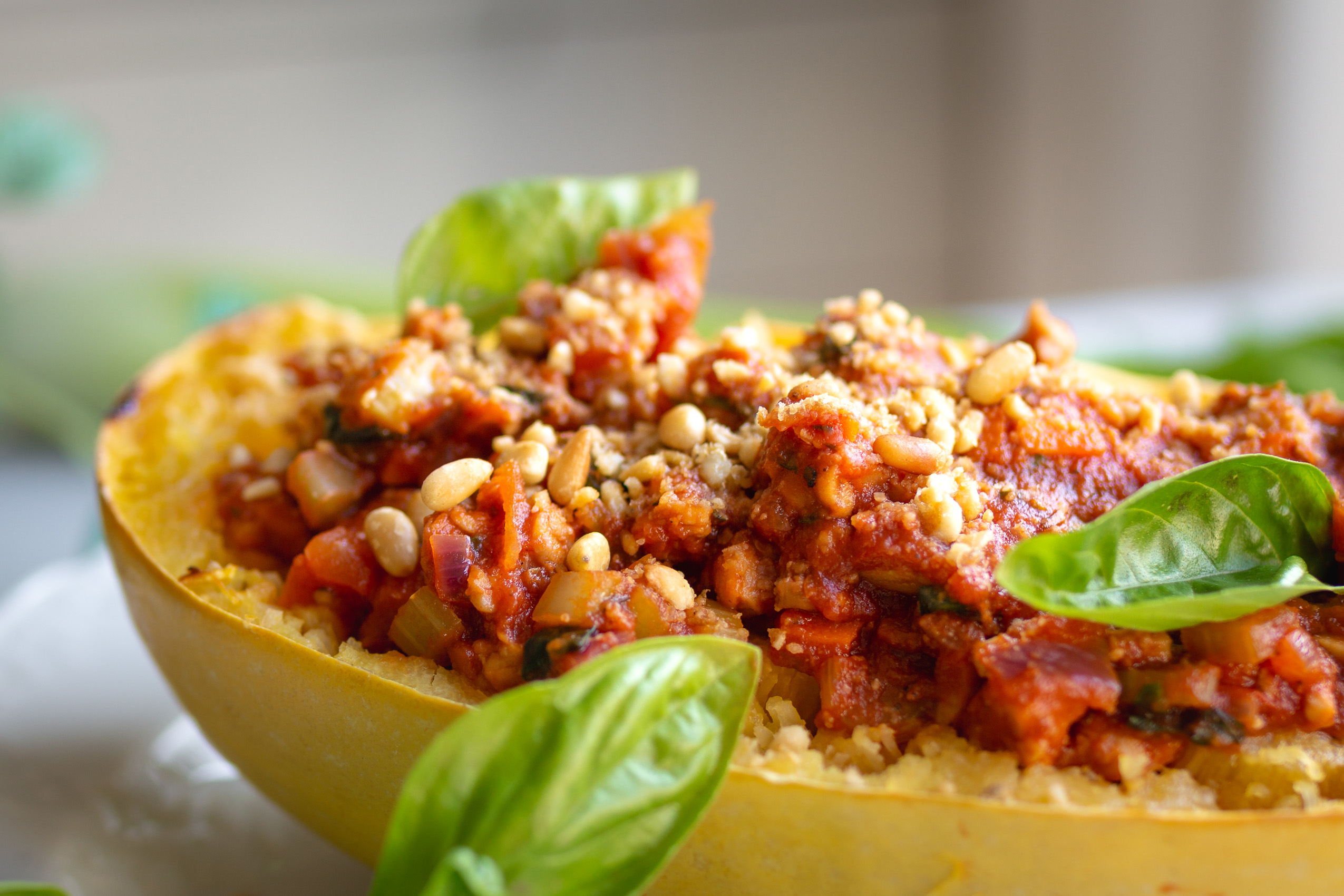 Spaghettikürbis mit veganer Bolognese angerichtet