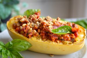 Spaghettikürbis mit veganer Bolognese angerichtet