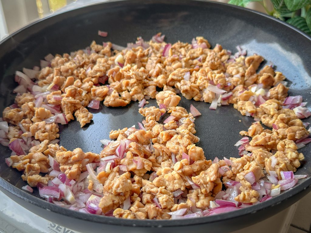 Kleine Tempehstücke werde in einer Pfanne angebraten