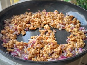 Kleine Tempehstücke werde in einer Pfanne angebraten
