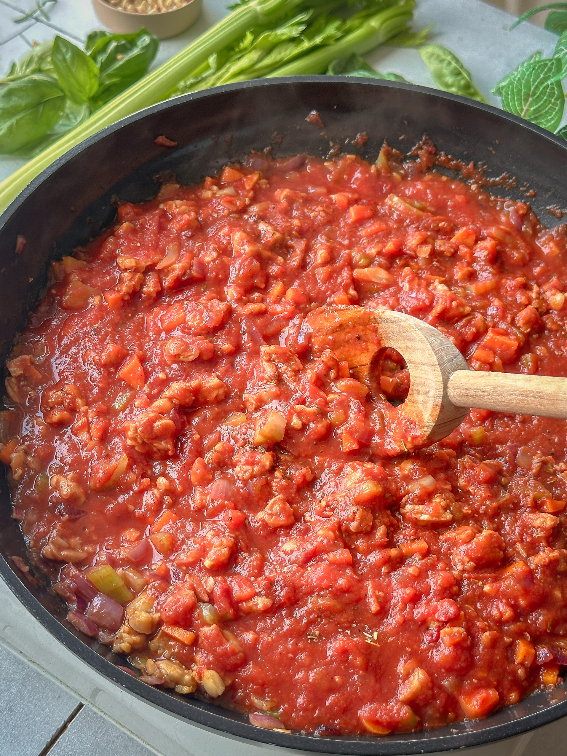 Vegane Bolognesesauce mit Tempeh oin einer tiefen Pfanne